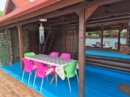 Un patio con una mesa y sillas en una casa. en Amazing &Magic houses- Ada Bojana, en Gornji Štoj