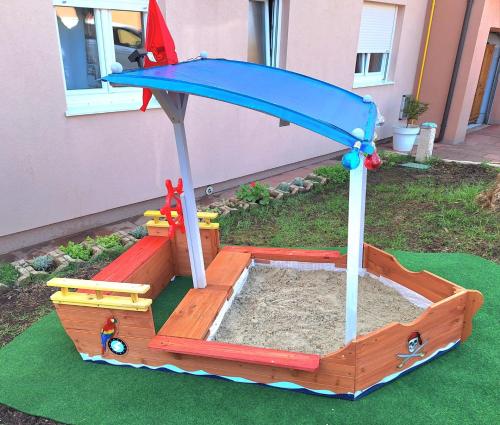 Paradise for children, Family apartment Oros Medulin, with a pool, gd