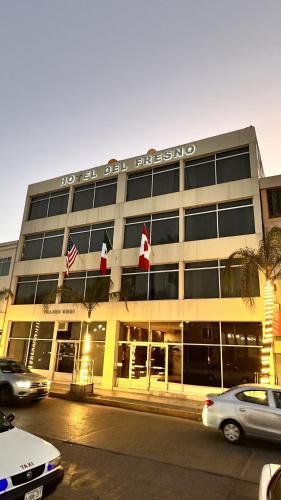 Fresnillo de González EcheverríaにあるHotel del Fresnoの旗本付きの建物
