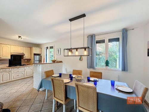une salle à manger avec une table et des chaises bleues dans l'établissement La marinière, à Audinghen