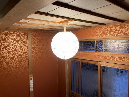 a light hanging from a ceiling in a room at いろどり荘 ドッグラン併設 露天風呂付き in Inokuchi