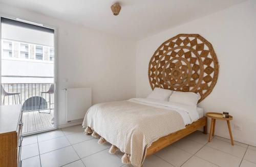 une chambre avec un lit avec une grande tête de lit en bois dans l'établissement Amédée Saint Germain, à Bordeaux