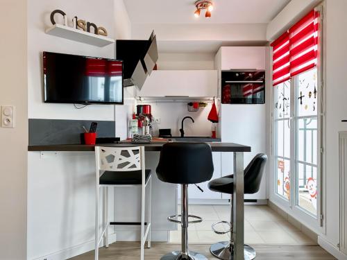 une cuisine avec un comptoir et des tabourets dans une pièce dans l'établissement Suite Cartier Disneyland Paris - Rentaway BnB, à Serris