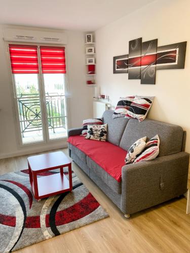 un salon avec un canapé et une table dans l'établissement Suite Cartier Disneyland Paris - Rentaway BnB, à Serris