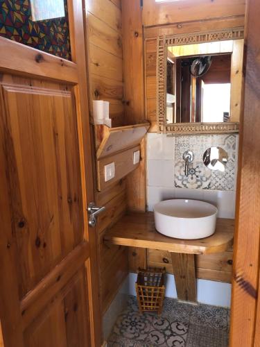 a bathroom with a sink and a mirror at Northern Lake Lodge in ‘Ezbet Ilyâs
