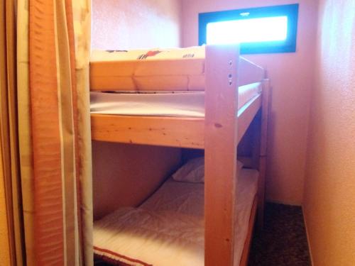 quelques lits superposés dans une chambre dans l'établissement Studio cabine skis aux pieds, 5ème étage, Les Adrets-Prapoutel - FR-1-771-66, à Les Adrets
