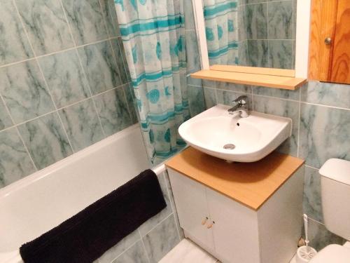 une salle de bain avec un lavabo, un miroir et une baignoire dans l'établissement Studio cabine skis aux pieds, 5ème étage, Les Adrets-Prapoutel - FR-1-771-66, à Les Adrets