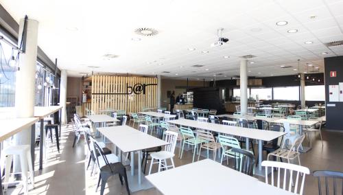 a dining room with tables and chairs in a restaurant at Residencia Universitaria Resa Erasmo in Madrid