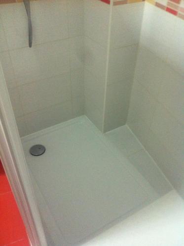 a bathroom with a shower with a drain in it at Nuñez Tomelloso in Tomelloso