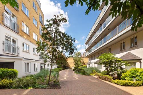 an apartment building with a walkway between two buildings at Marlin Apartments Commercial Road - Limehouse in London