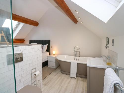 Et badeværelse på Black House Cottage