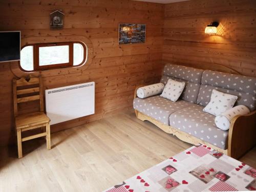 un salon avec un canapé et une table dans l'établissement Appartement ski-in/ski-out 6 pers, balcon, proche jardin d'enfants - FR-1-322-204, aux Orres