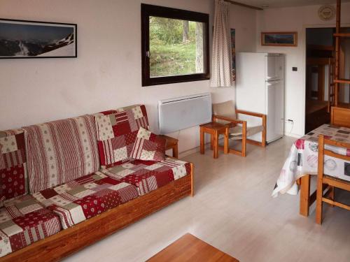 un salon avec un canapé et une table dans l'établissement Duplex cosy 8 pers. au pied des pistes – Balcon exposé ouest, belles prestations, cœur de station - FR-1-322-7, aux Orres