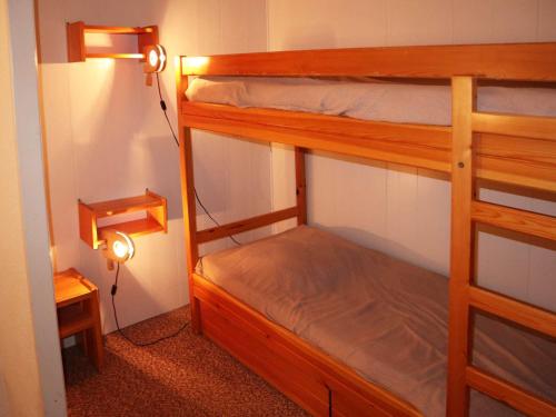 une chambre avec deux lits superposés dans une pièce dans l'établissement Duplex cosy 8 pers. au pied des pistes – Balcon exposé ouest, belles prestations, cœur de station - FR-1-322-7, aux Orres