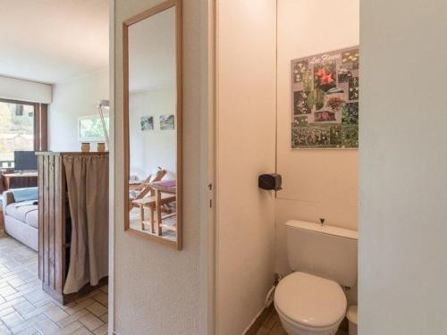 Il comprend un salon et une salle de bains pourvue de toilettes. dans l'établissement Studio au calme, 4 pers, proche pistes, balcon sud, parking privé, Monêtier-les-Bains - FR-1-330F-78, au Monêtier-les-Bains