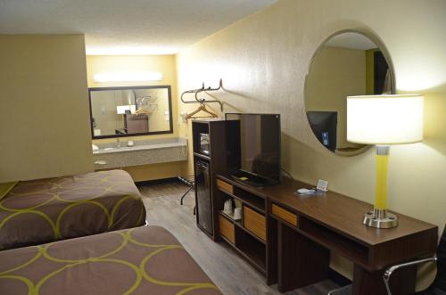 Super 8 by Wyndham Lafayetteにあるテレビまたはエンターテインメントセンター
