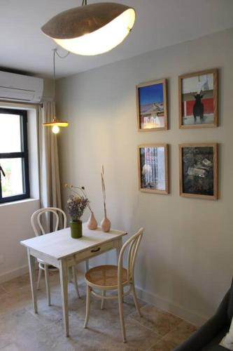a dining room with a table and chairs at 095 - Le Petit Camarguais - Studio - Calme - WIFI in Pérols