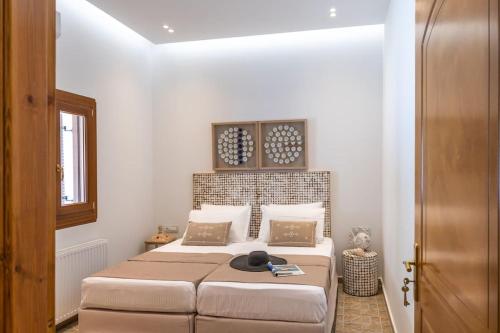 a bedroom with a large bed in a room at Skali Retreat in Atsoupádhes