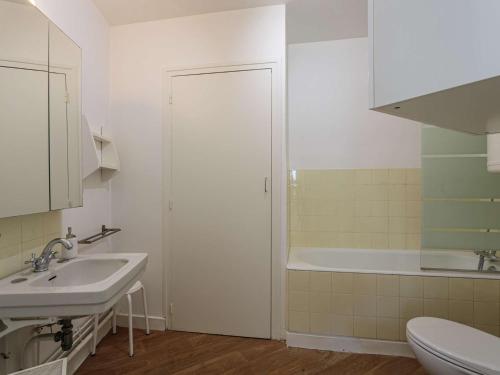 une salle de bain avec un lavabo et une baignoire dans l'établissement Studio cosy à Biarritz avec vue sur l'océan, 2e étage, ascenseur - FR-1-3-483, à Biarritz