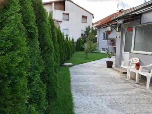 Κήπος έξω από το Apartman Veleski