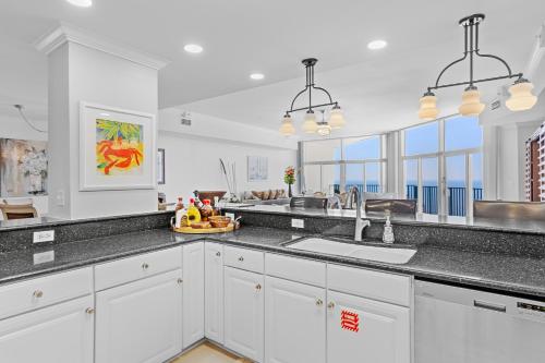 Η κουζίνα ή μικρή κουζίνα στο Jade East Towers 1950 by Newman-Dailey