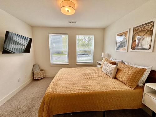 una camera da letto con un letto e due finestre di Game Ping-pong Room 5 Min To Broadway Parking a Nashville