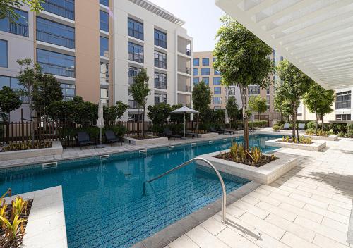 une piscine devant un bâtiment dans l'établissement Ultra Luxury Apartment by Blue Cloud Holidays, à Ḩiz̧āyib az Zānah
