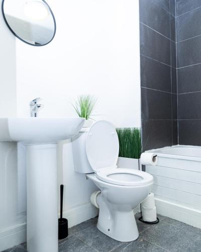 Gallery image of Spacious Ground Floor Apt near Old Trafford Stadium in Manchester