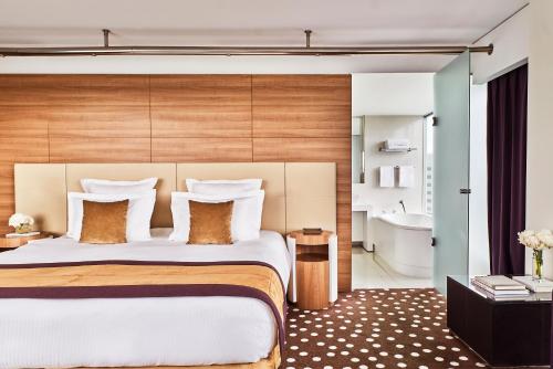 Una cama o camas en una habitación de Hôtel Barrière Lille