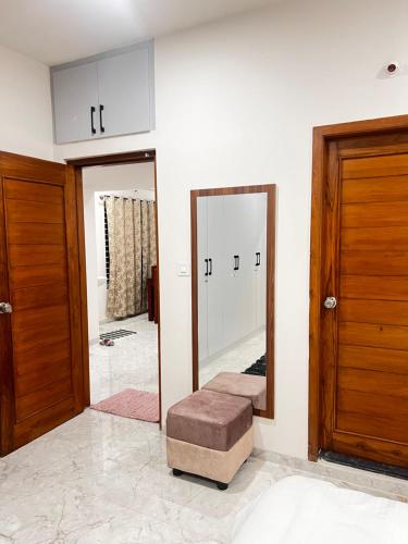 Ένα ή περισσότερα κρεβάτια σε δωμάτιο στο Sahar Home Stay 01