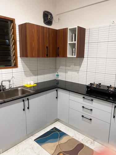 Η κουζίνα ή μικρή κουζίνα στο Sahar Home Stay 01