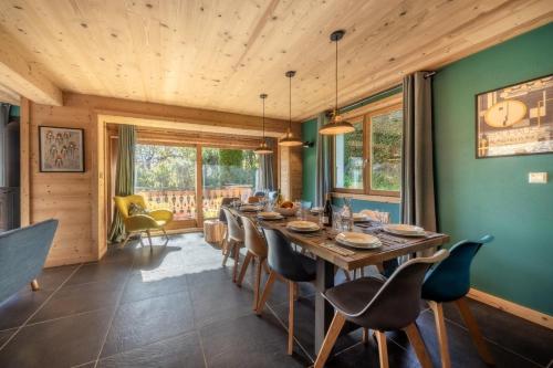 une salle à manger avec une longue table et des chaises dans l'établissement CHALET ROJI: superbe chalet moderne pour 10 personnes proche du centre, à Morzine