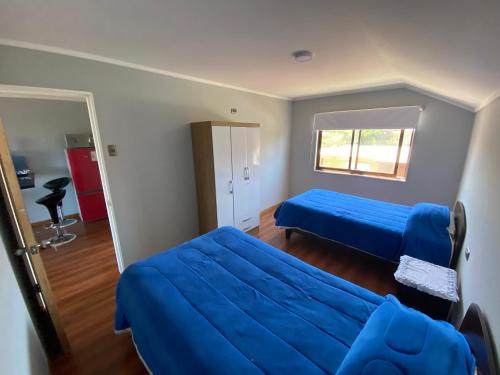 洛斯比洛斯Departamento S con hermosa vista a la costa的带两张床和一张沙发的卧室