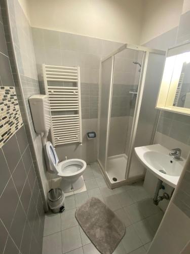 Bilik mandi di Affittacamere Guerrero Rooms