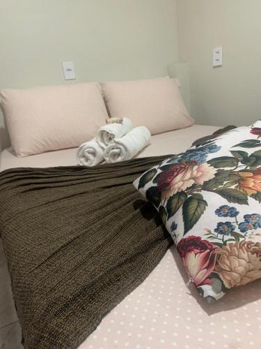 En eller flere senge i et værelse på Residencial Estrela Guia 1