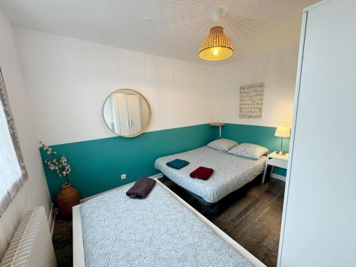une petite chambre avec un lit et un miroir dans l'établissement 09 CHIC & COSY GRAND APPART 4 PIECES 75m2 HYPERCENTRE WIFI SMART TV NETFLIX, à Saint-Étienne