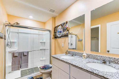 Un baño con dos lavabos y una ducha. en Pirate Escape Near Rainbow Springs State Park!, en Citrus Springs