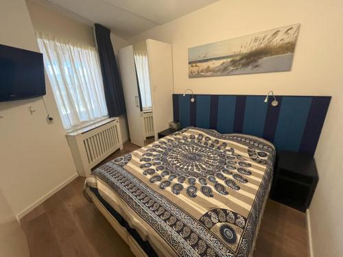 Giường trong phòng chung tại Prachtig appartement direct aan IJsselmeer en strand