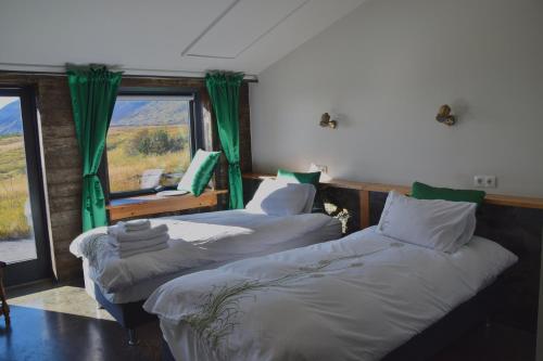 3 posti letto in una camera con finestra di The Holy Ram Farm-Hotel a Snæfellsbær