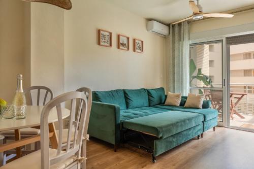 阿勒纳勒斯德尔索尔Dunesunbreak Arenales的客厅里有一张沙发和一张桌子。