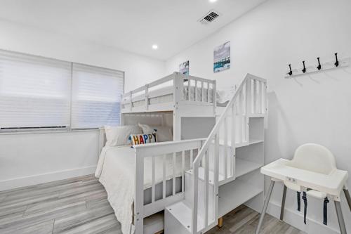 Camera bianca con letto a castello e scala di Modern villa in Design District ! a Miami