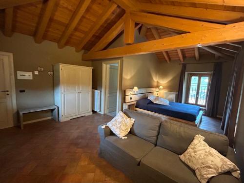 a living room with a couch and a bed at Tenuta Ca' Bella in Dernice