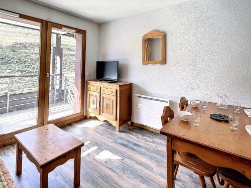 un salon avec une table en bois et une télévision dans l'établissement T3 tout confort pour 6 pers. · Proche des pistes · Piscine chauffée · Navette gratuite - FR-1-267-276, à Villarembert