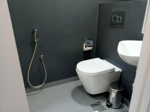 a bathroom with a toilet and a sink at Oxygen Village in Zeïda