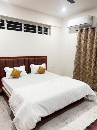 Ένα ή περισσότερα κρεβάτια σε δωμάτιο στο SAHAR HOMEstay 02