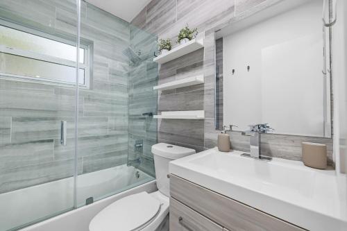 un bagno con un water, un lavandino e una vasca di Modern villa in Design District ! a Miami
