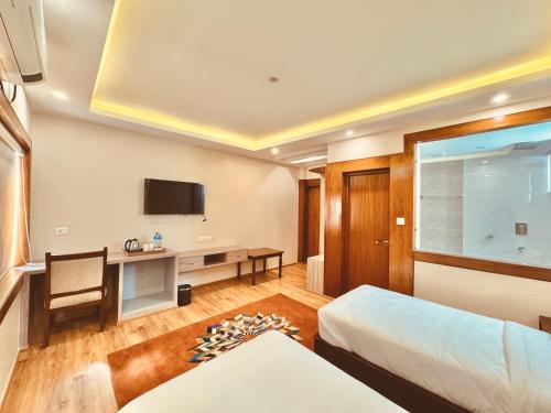 TV a/nebo společenská místnost v ubytování Hotel Bayberry Kathmandu - Near Tribhuvan International Airport