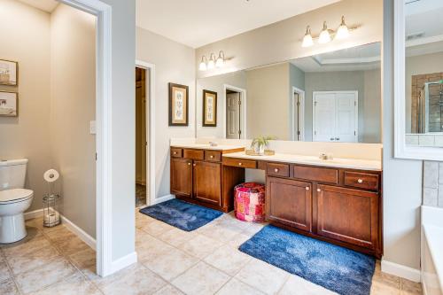 Koupelna v ubytování 3 Mi to Avalon Townhome with Balcony in Alpharetta!