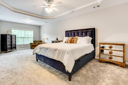 Postel nebo postele na pokoji v ubytování 3 Mi to Avalon Townhome with Balcony in Alpharetta!
