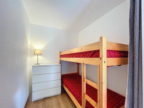 une chambre avec deux lits superposés dans une pièce dans l'établissement Studio lumineux skis aux pieds avec balcon, piscine et casier à skis - FR-1-267-294, à Villarembert